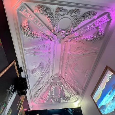 Apartment Capsule Art Deco: Luxe Entertainment With Jacuzzi *